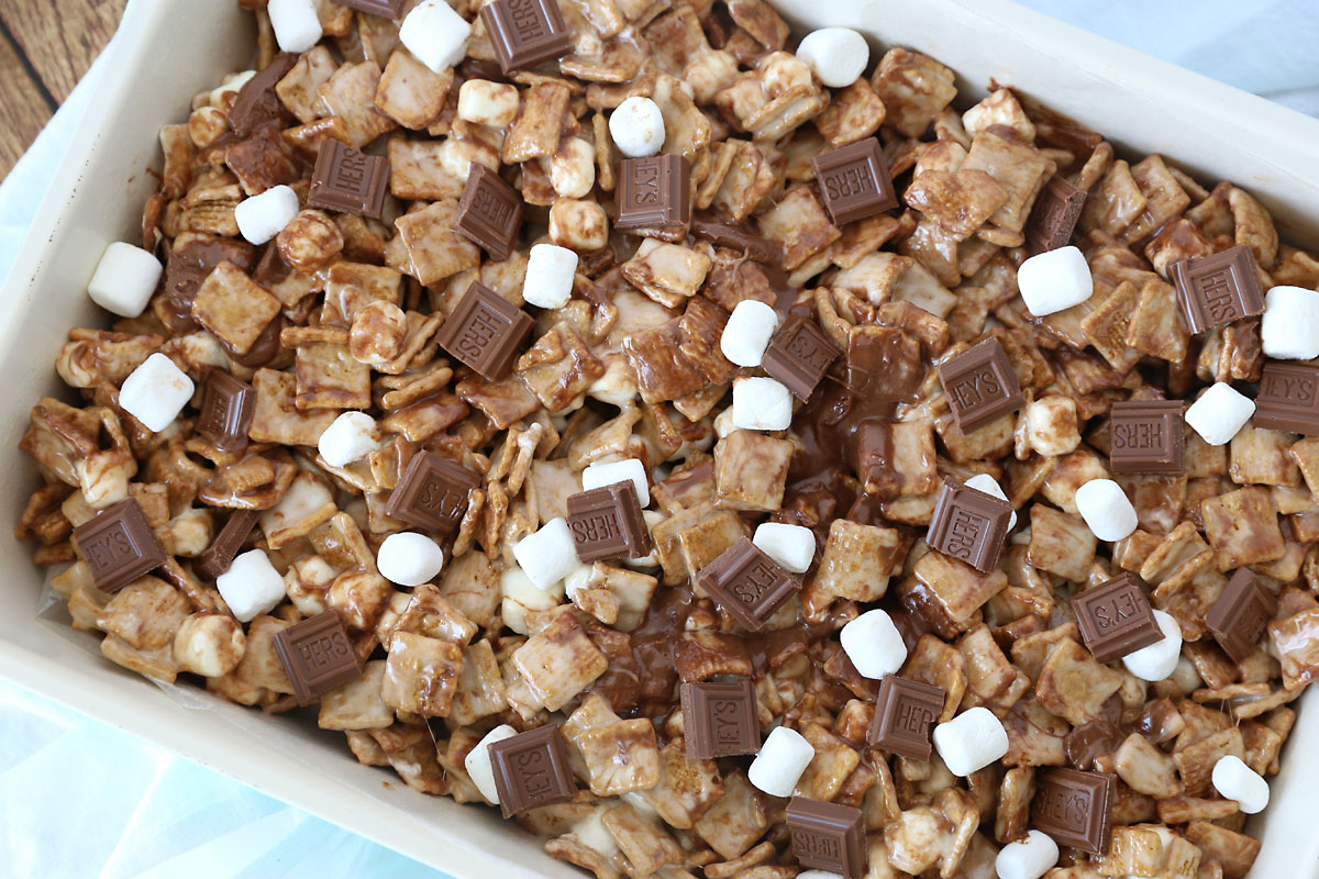 These Golden Graham bars are SO GOOD! We call them S'mores Crack because you can't stop eating them.