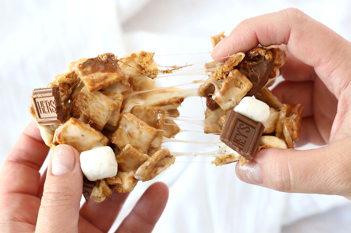 These Golden Graham bars are SO GOOD! We call them S'mores Crack because you can't stop eating them.