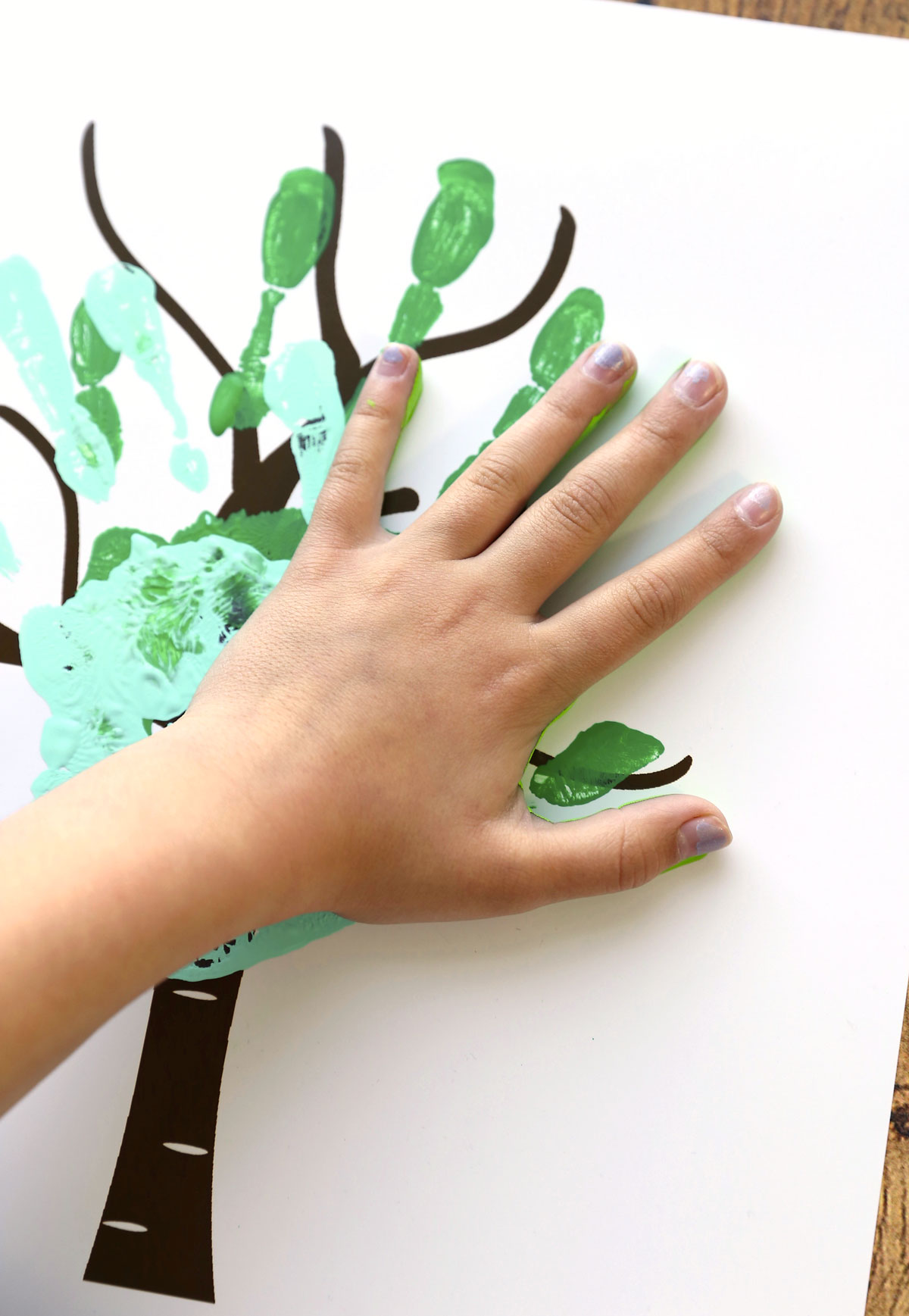 How to make a handprint family tree. Free printable.