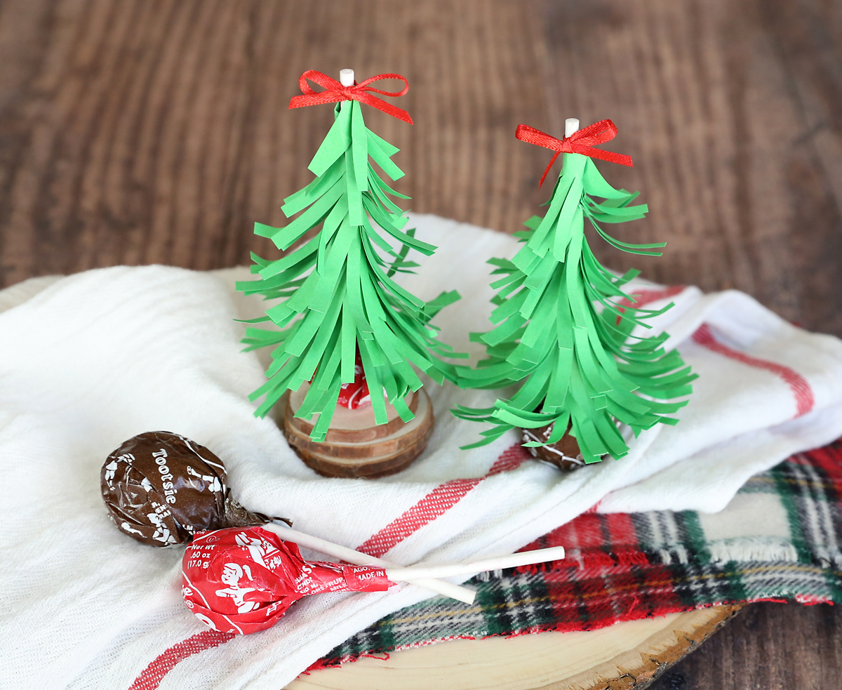 Christmas tree suckers are an easy Christmas treat for sharing with friends! Prepackaged Christmas treat.