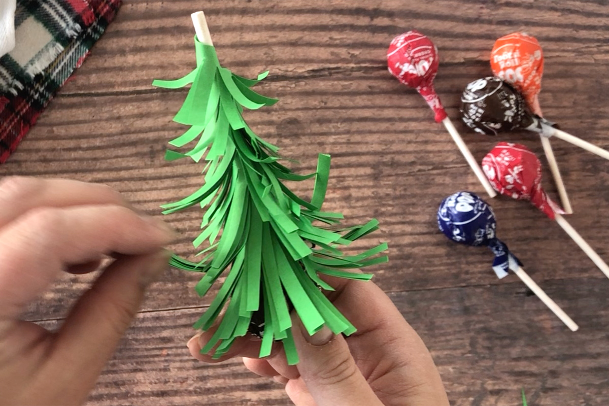 How to make Christmas tree sucker: fluff up paper branches