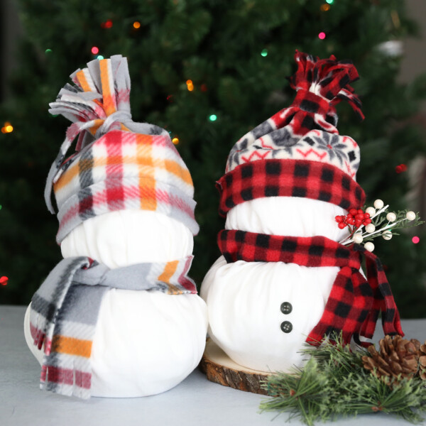 These adorable snowmen are made from rolls of toilet paper! Cute, easy Christmas craft.
