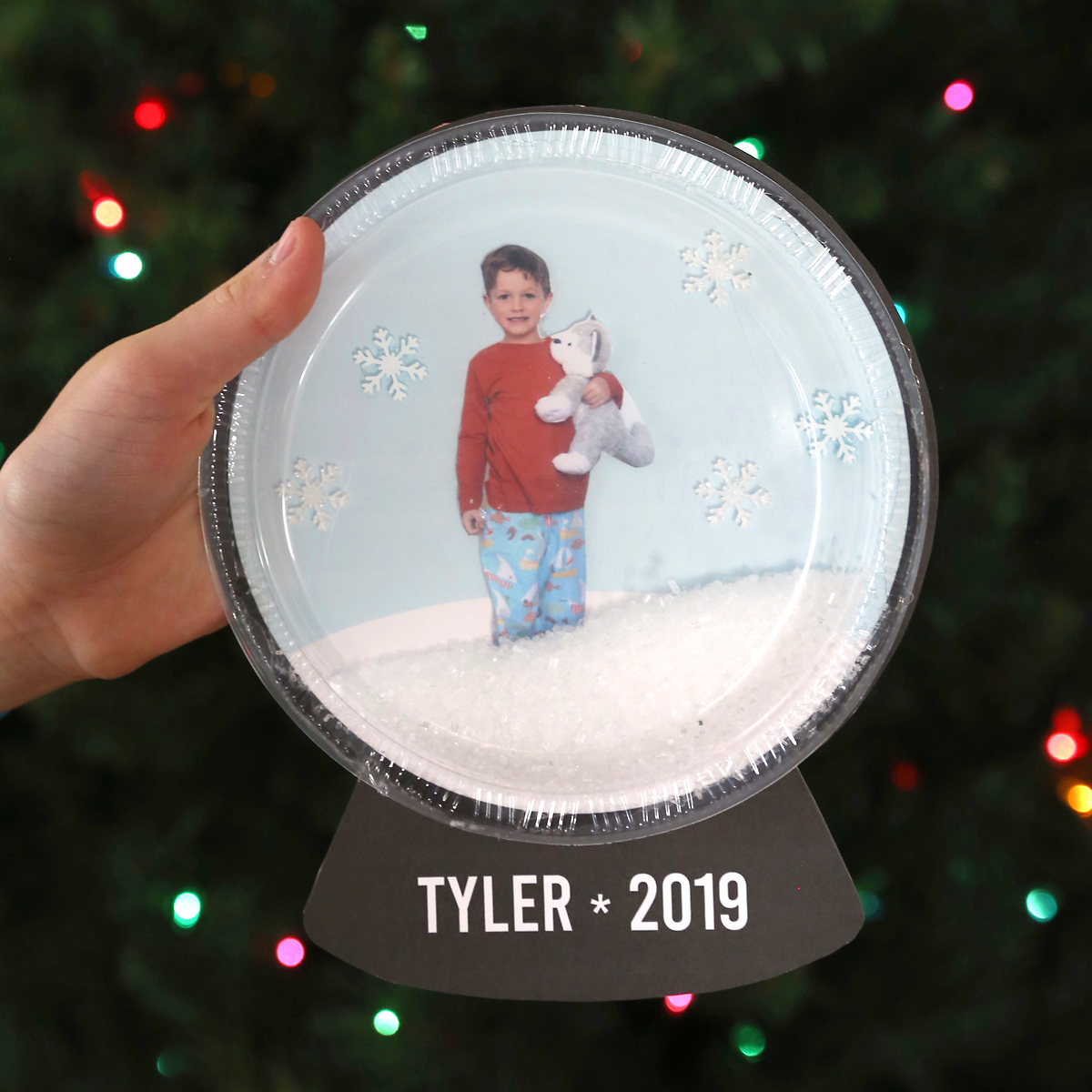 Cute photo snow globe craft for kids! Fun winter kids craft idea.