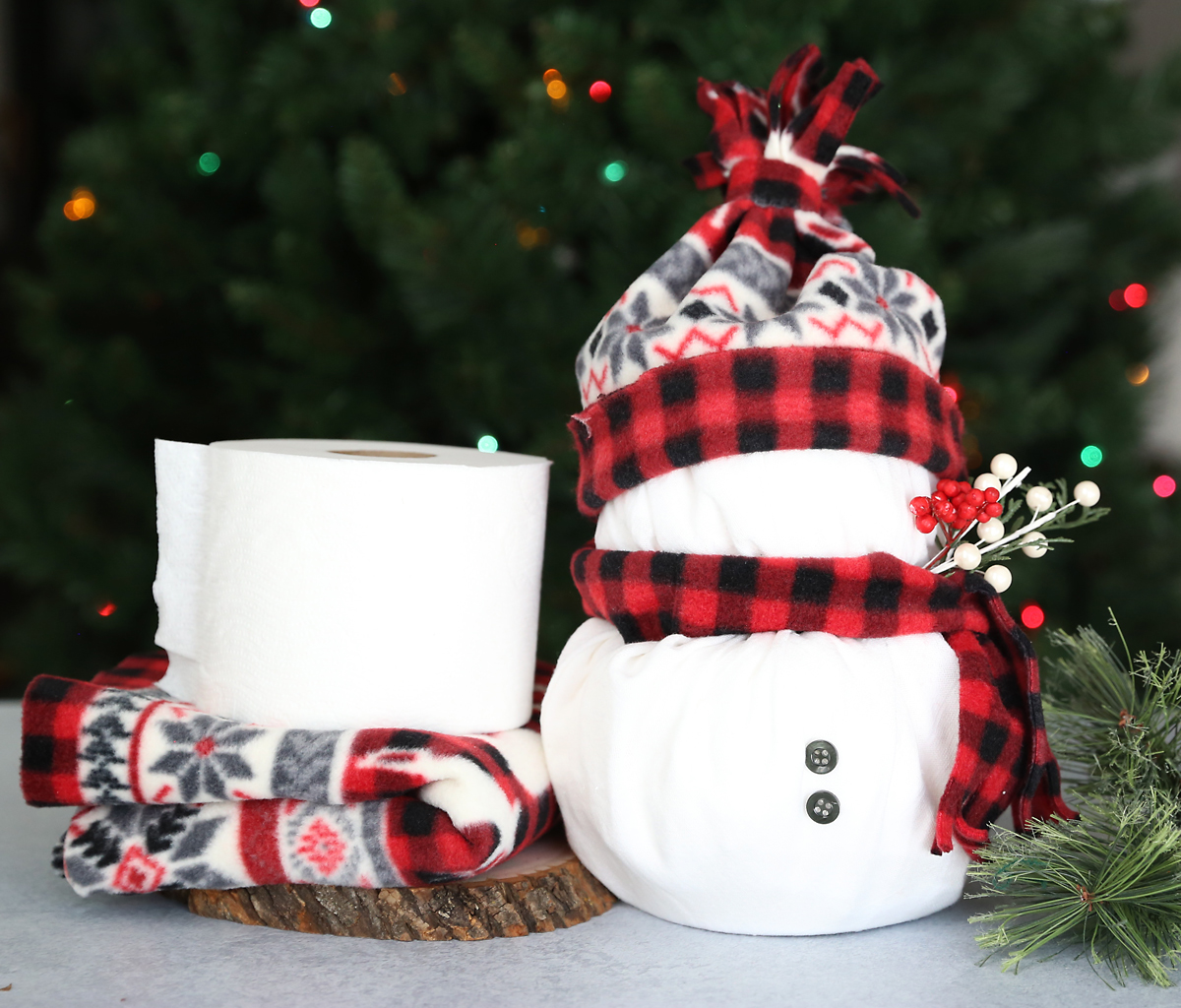 These adorable snowmen are made from rolls of toilet paper! Cute, easy Christmas craft.