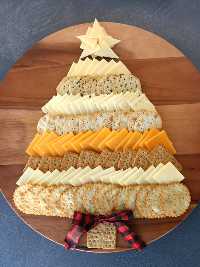 Christmas Tree Cheese Board {Easy Holiday Appetizer} Story