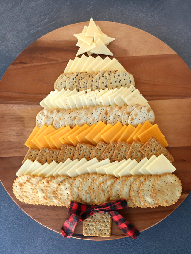 Christmas Tree Cheese Board {Easy Holiday Appetizer} Story It's