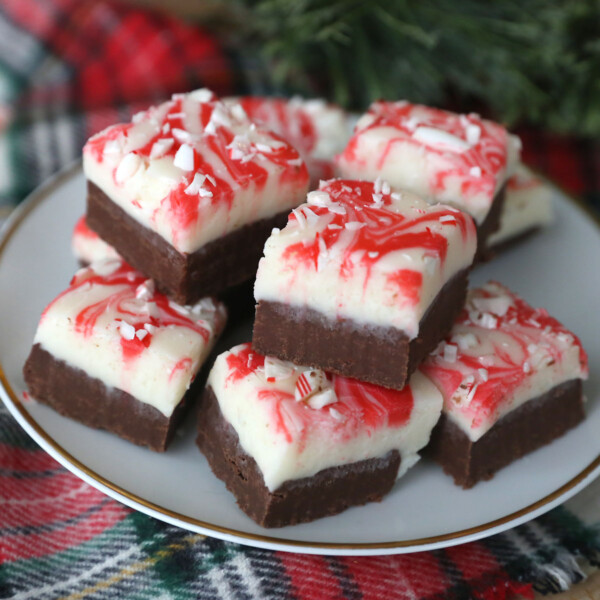 You can make this delicious peppermint bark fudge in the microwave! It's easy and delicious.