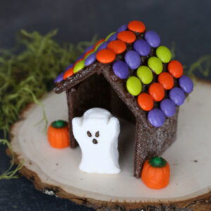 This is the absolute easiest way to make Halloween gingerbread houses - use chocolate graham crackers!