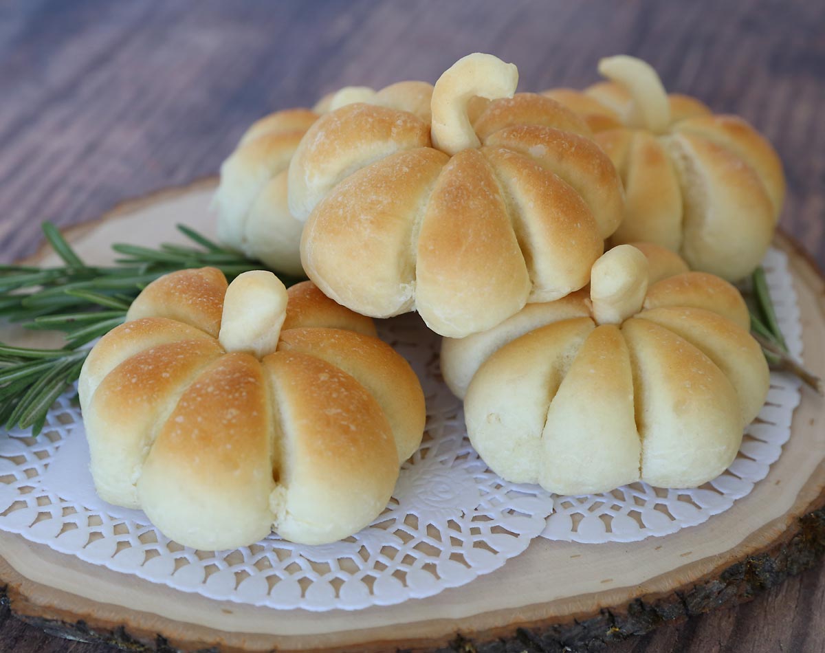 Dinner rolls shaped like pumpkins