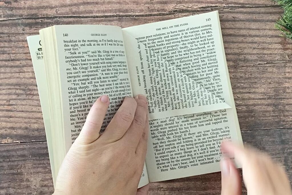 How to make a Folded Book Christmas Tree - It's Always Autumn