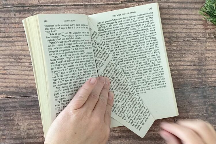 How to make a Folded Book Christmas Tree - It's Always Autumn