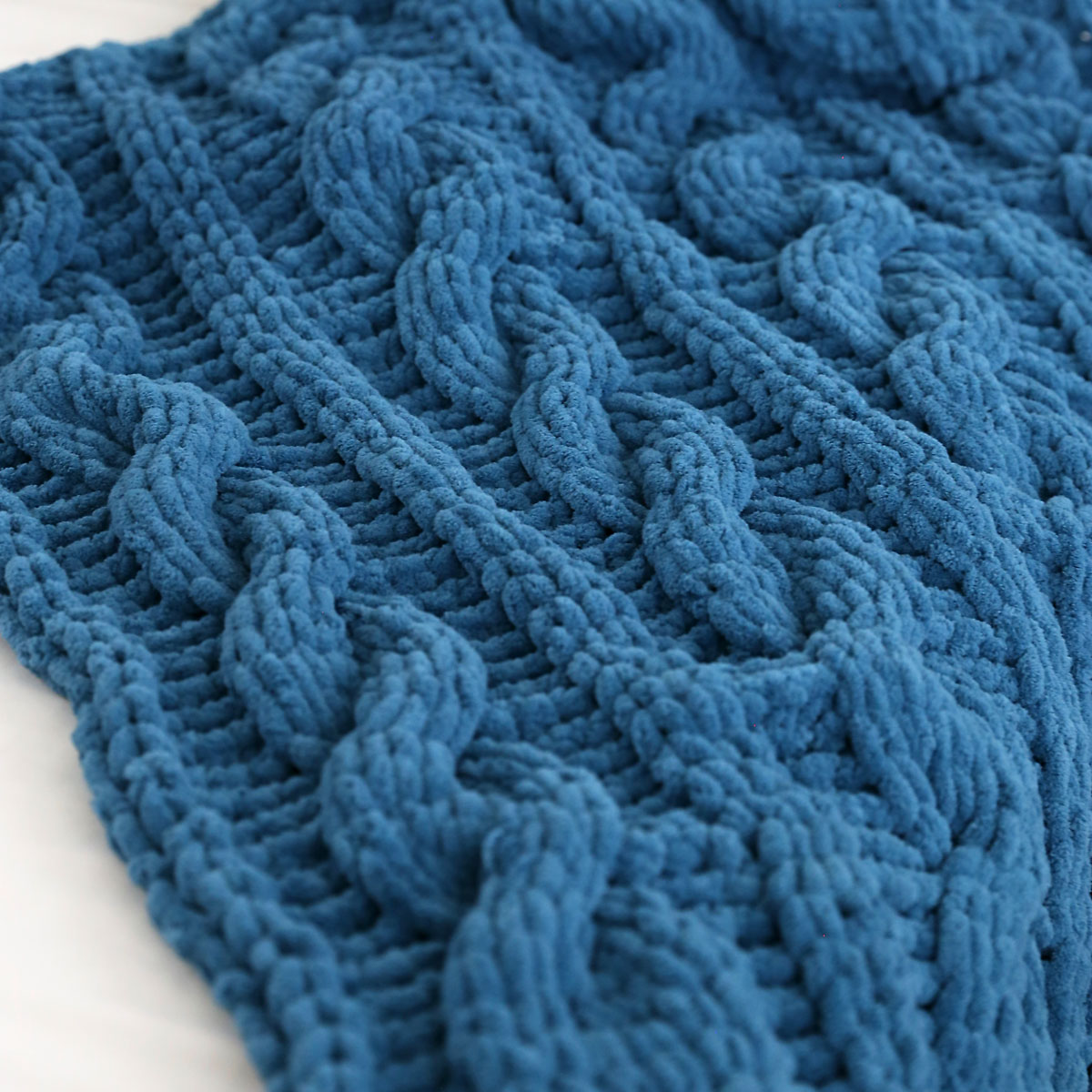 Cable knit blanket made from loop yarn
