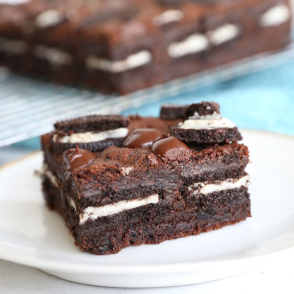 Oreo brownie on a plate.