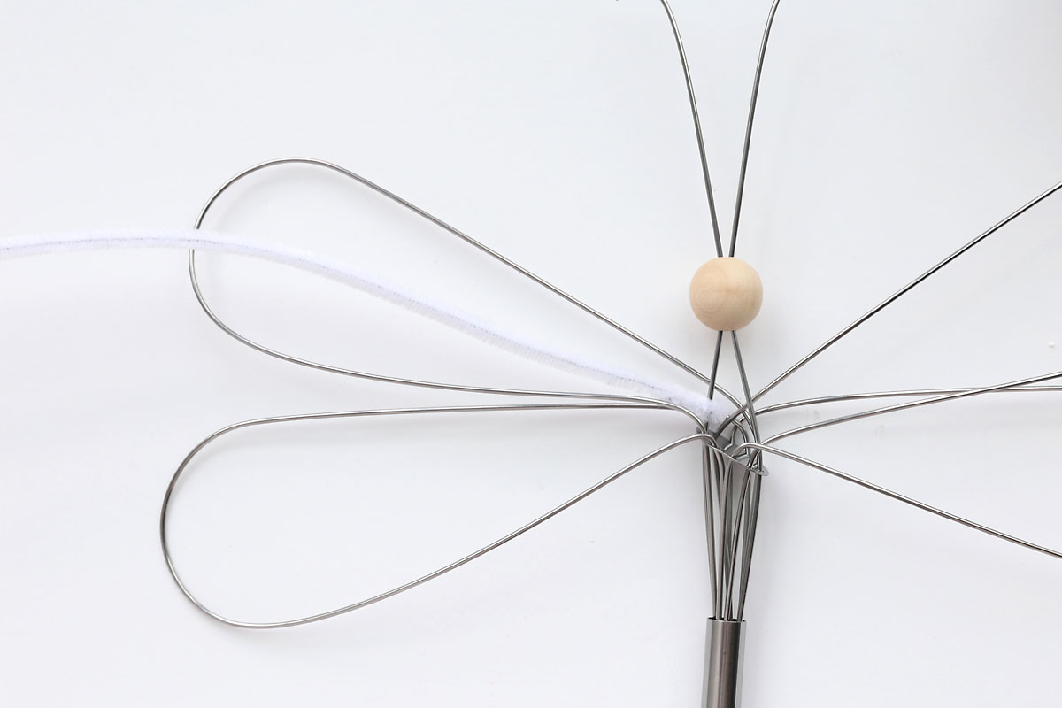 One pipe cleaner secured to the center.
