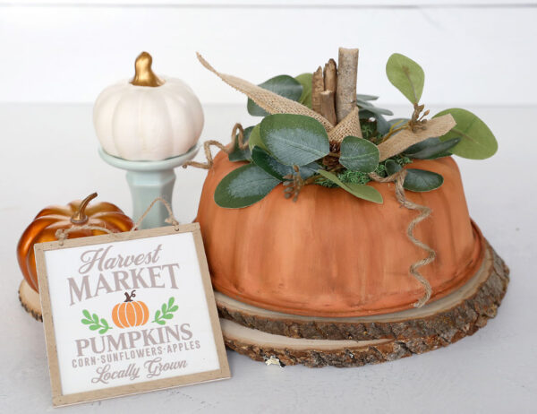Bundt pan pumpkin craft.