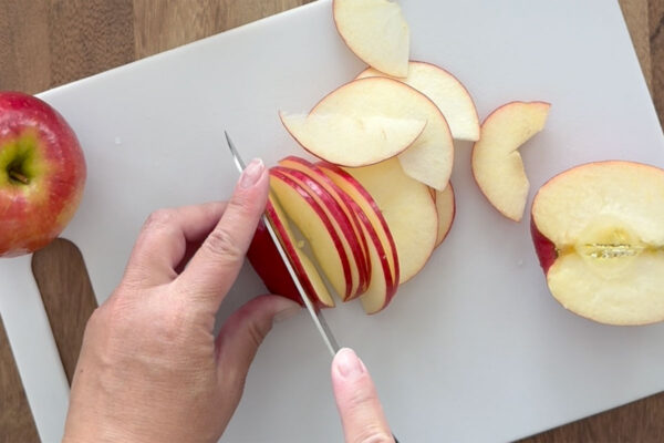 Slicing apple thinly.